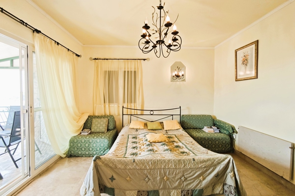 Spálňa s manželskou posteľou a prístupom na balkón