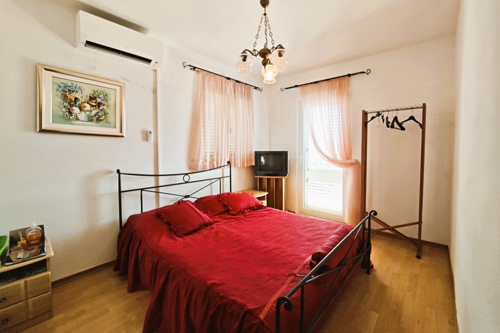 Spálňa s prístupom na balkón a výhľadom na more