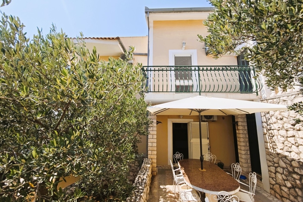 Krytá terasa s posedením a olivovníkmi