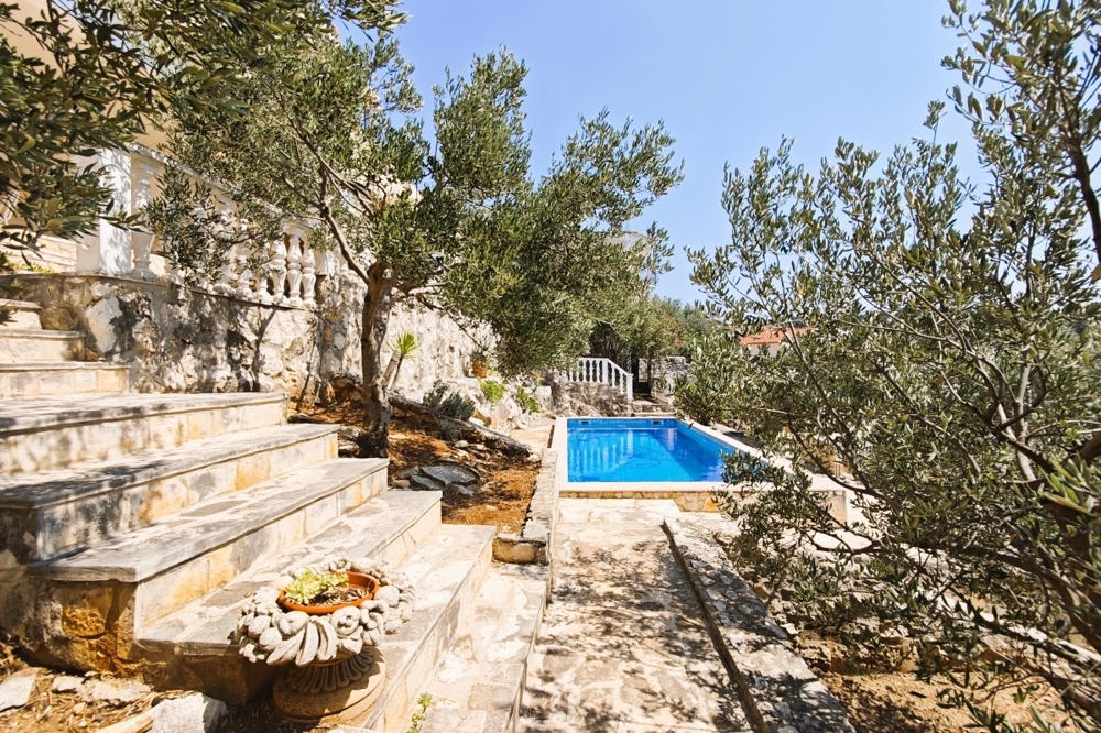 Záhrada s bazénom a stredomorskými rastlinami