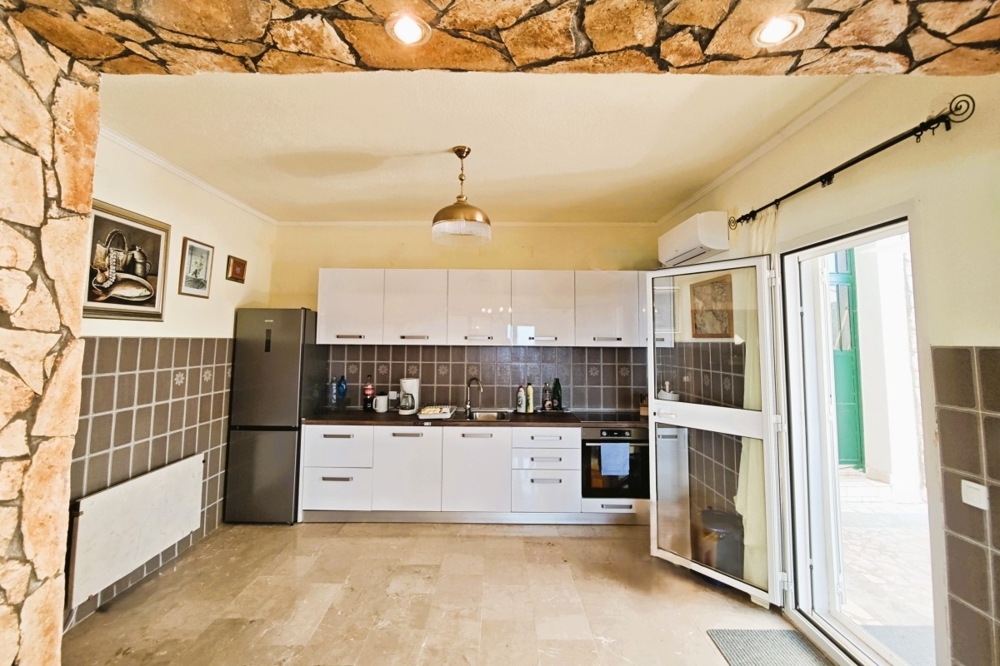 Kuchyňa-obývacia izba s vybavenou kuchyňou a výstupom na terasu