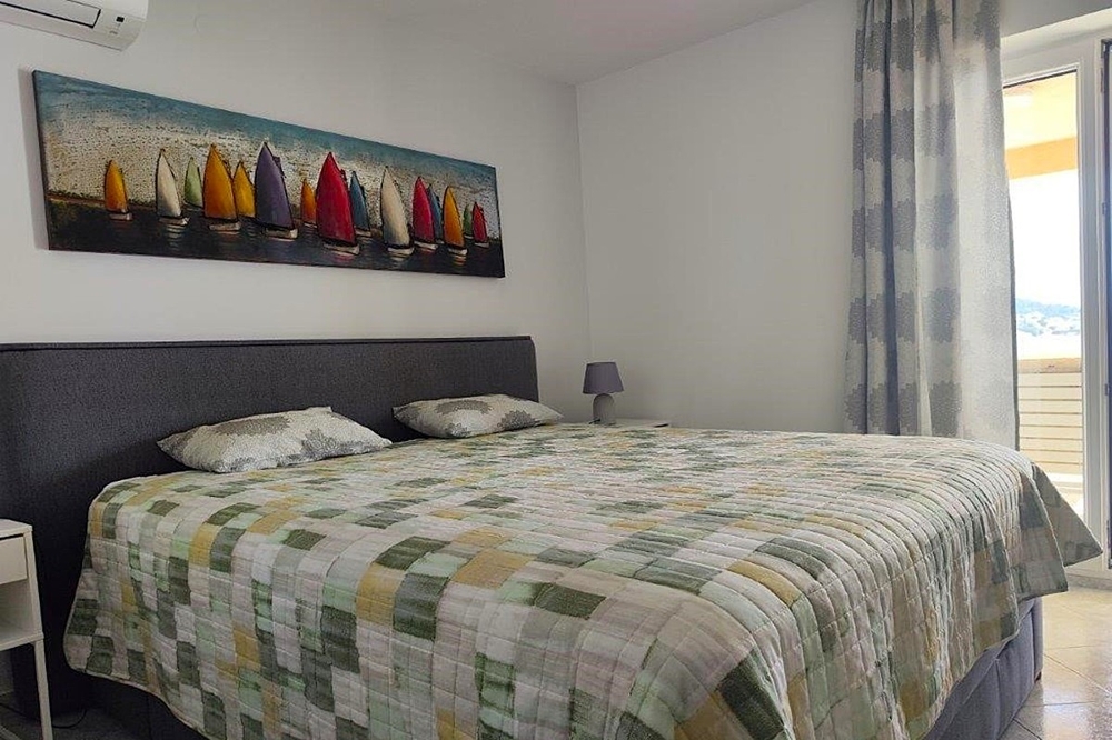 Spálňa s prístupom na balkón a výhľadom na more