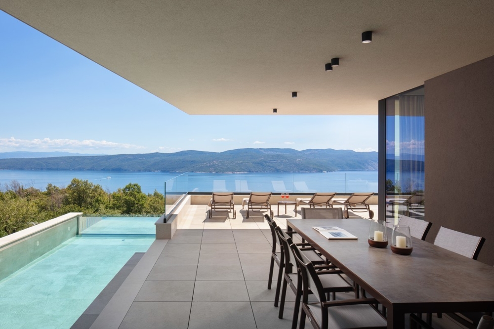 Krytá terasa s jedálenským kútom a výhľadom na more