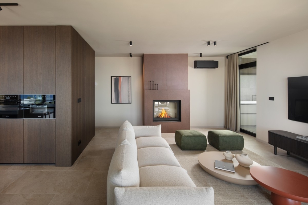 Moderná obývacia izba s krbom a kvalitným nábytkom