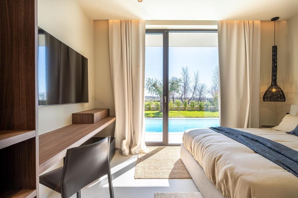 Spálňa s priamym výhľadom do záhrady a na bazén