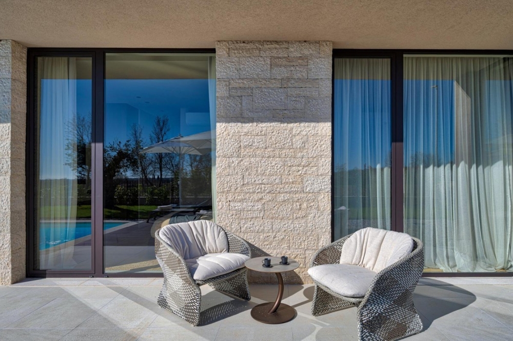 Krytá terasa s posedením a posuvnými sklenenými dverami