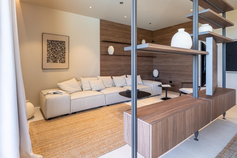 Otvorený obývací priestor s dizajnovým nábytkom a drevenými detailmi