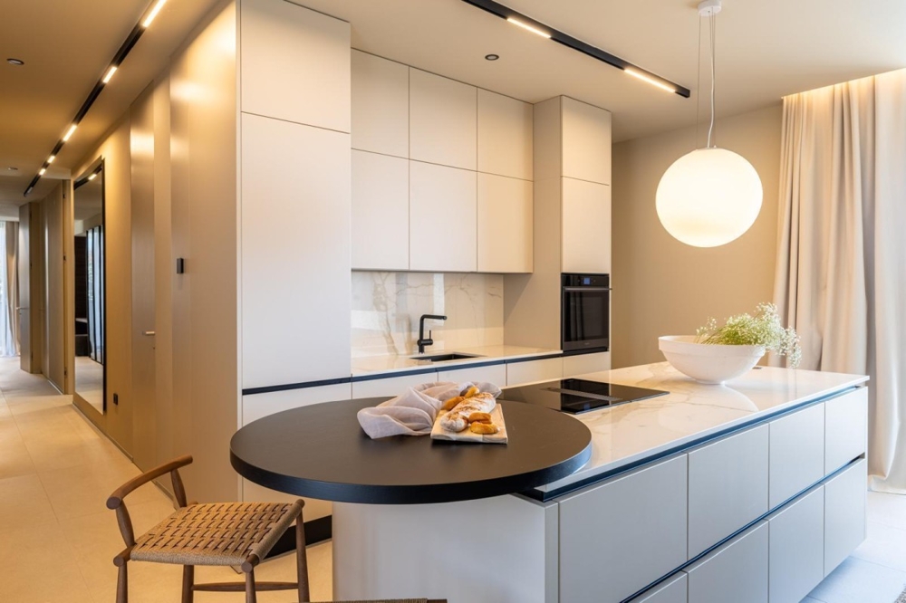 Kvalitne vybavená kuchyňa s ostrovčekom na varenie