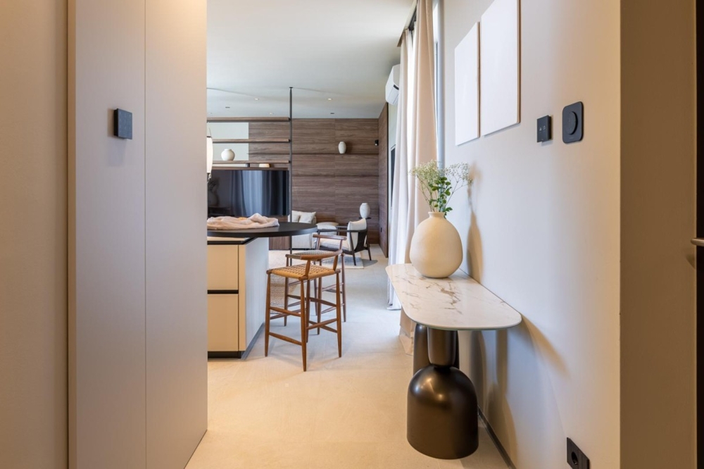 Predsieň so štýlovým nábytkom a vstupom do obývacej časti