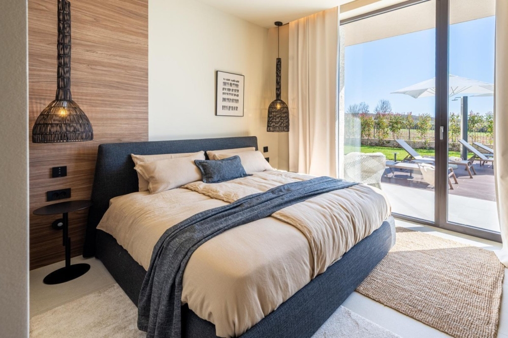 Spálňa s prístupom na terasu a výhľadom na bazén