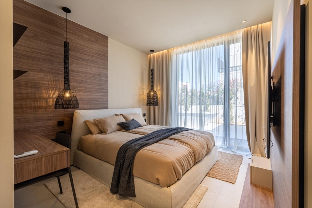 Spálňa s veľkými oknami a závesmi