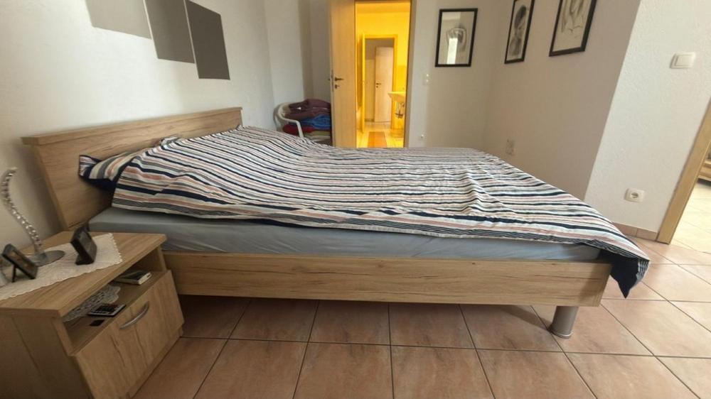 Spálňa s manželskou posteľou a vstupom na chodbu