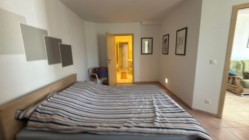 Spálňa s výhľadom do kúpeľne