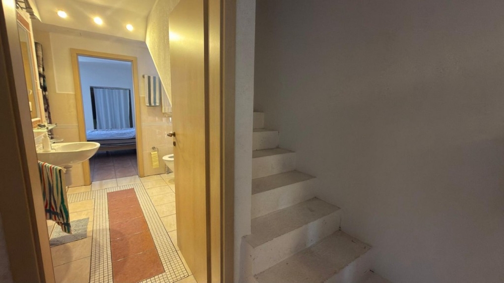 Chodba s prístupom do kúpeľne a na schodisko