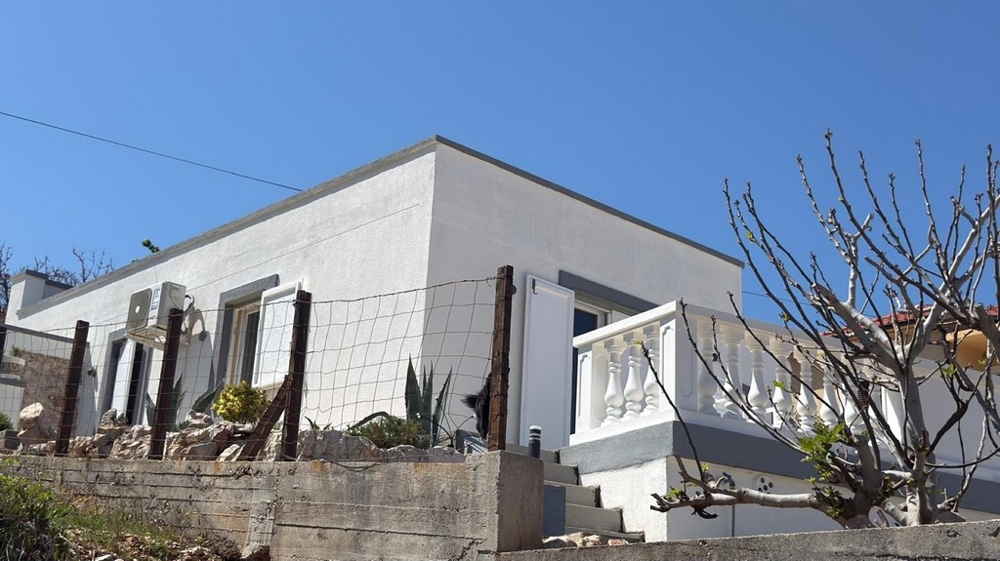 Výhľad na dom s terasou a vonkajším priestorom