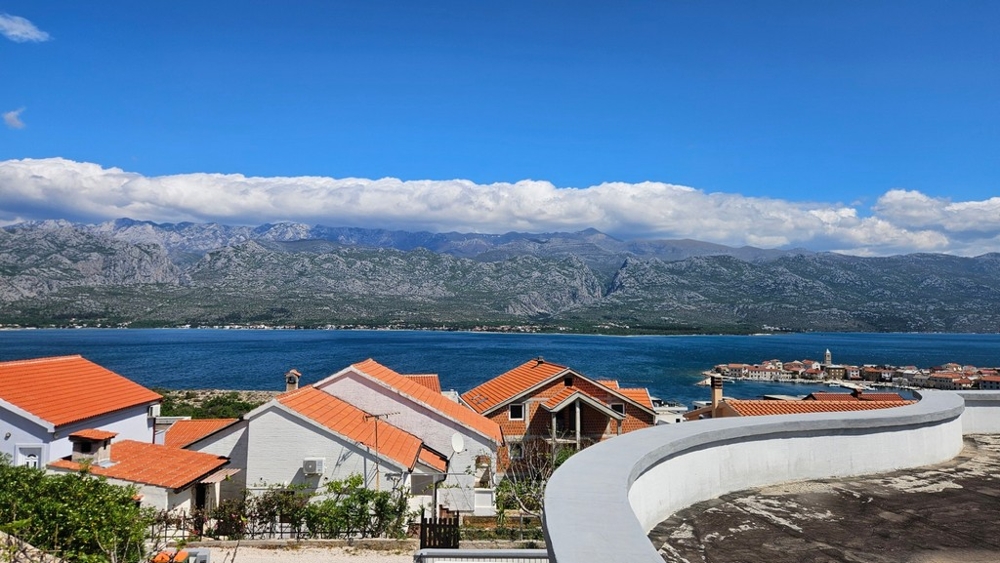 Panoramatický výhľad na more, pohorie Velebit a Vinjerac