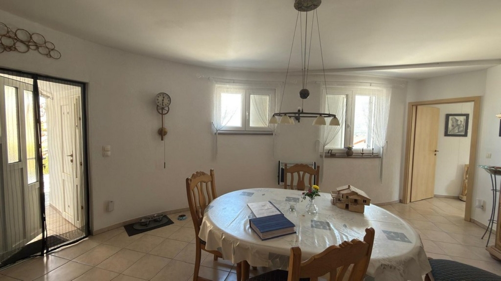 Jedáleň s prístupom do vonkajšieho priestoru