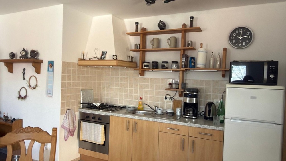 Kuchyňa so vstavanými spotrebičmi a pracovnou plochou