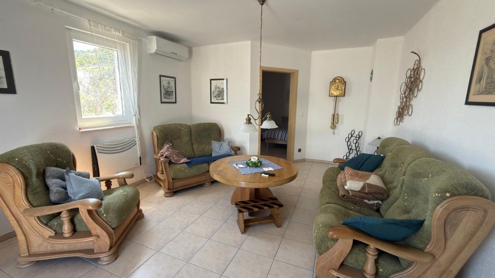 Obývacia izba s posedením a vstupom do spálne