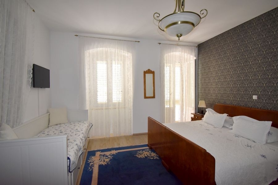 Spálňa s manželskou posteľou a prístupom na balkón