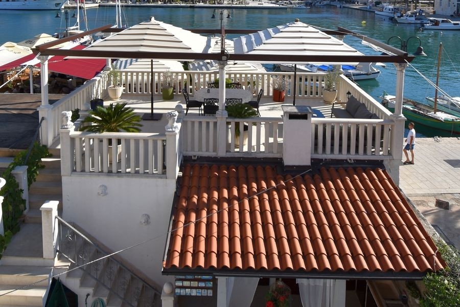 Výhľad na more z nehnuteľnosti H3197 na Hvar v Chorvátsku.