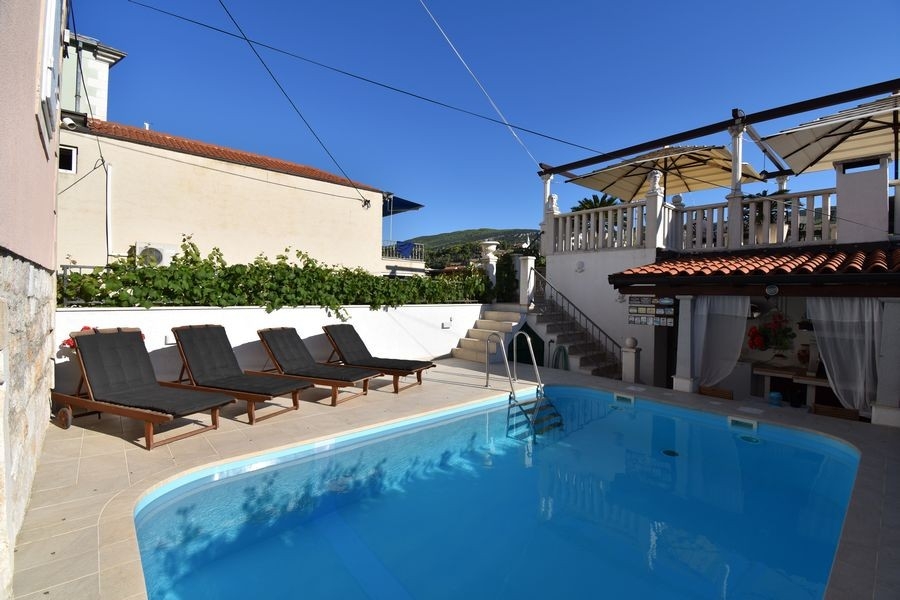 Bazén so slnečnou terasou a ležadlami