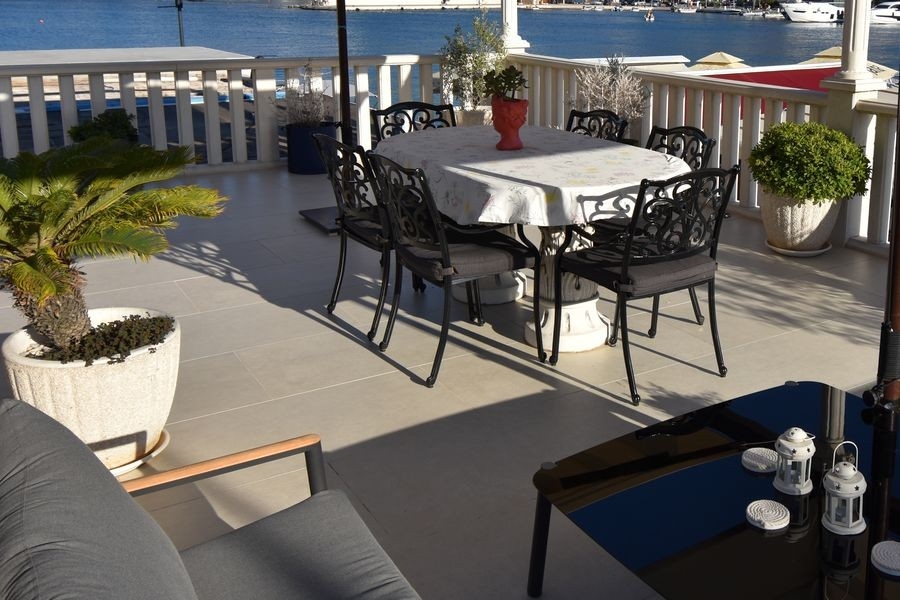 Krytá terasa s posedením pri vode