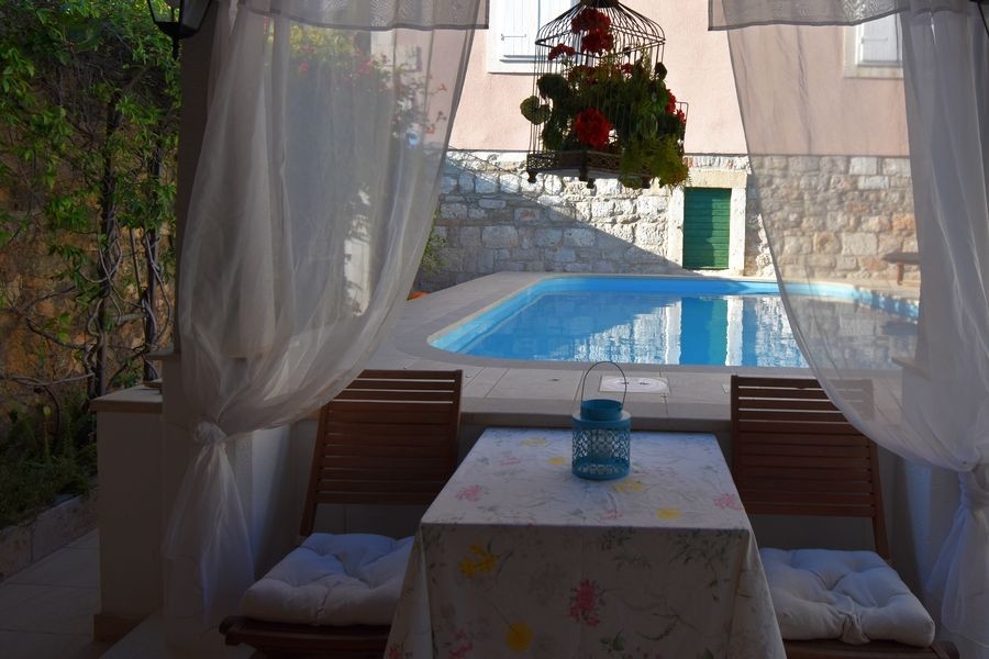 Krytá jedálenská časť pri bazéne