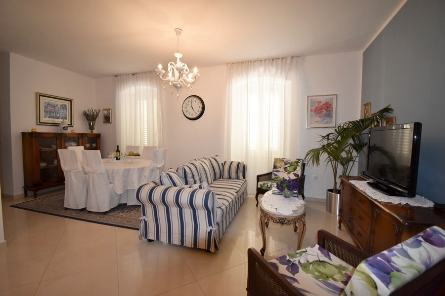 Obývacia izba s pohovkou a klasickým nábytkom