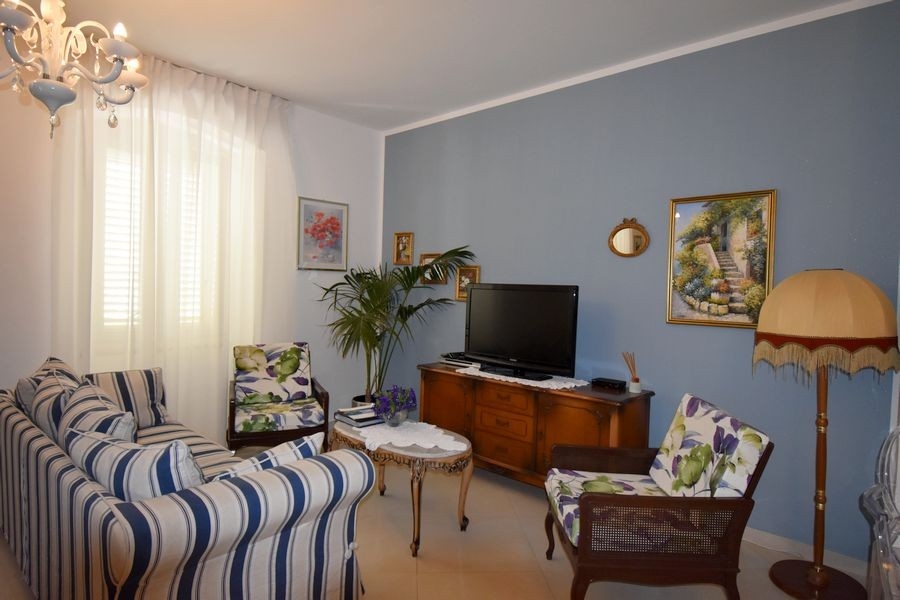 Obývacia izba s TV a sedacím nábytkom