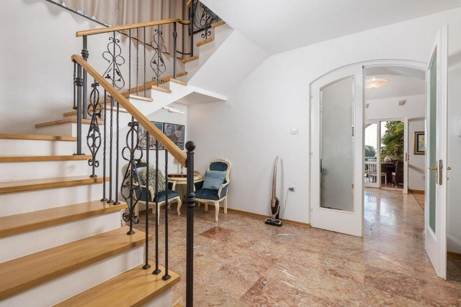 Vstupná časť so schodiskom a mramorovou podlahou