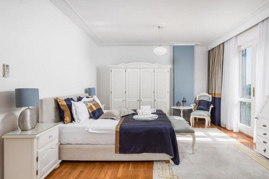 Spálňa s manželskou posteľou a prístupom na balkón