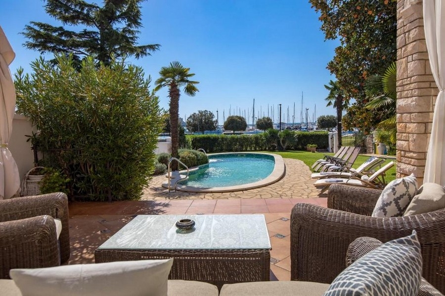 Vila s bazénom v blízkosti mora v Umagu na Istrii.