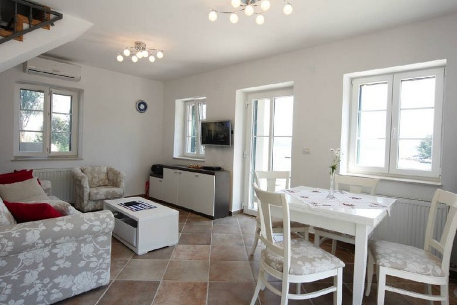 Obývacia izba s výhľadom na more a vstupom na terasu