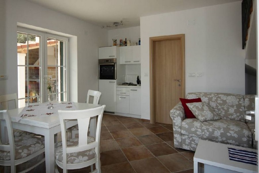 Otvorená obývacia izba s kuchyňou a posedením