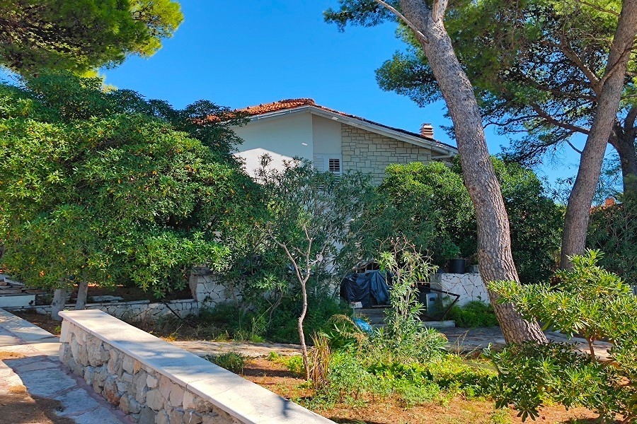 Dom v prvom rade pri mori so záhradou a borovicami