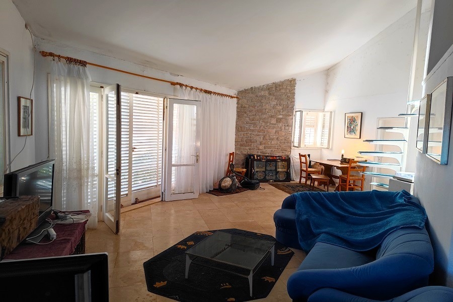 Obývacia časť s krbom a vstupom na terasu