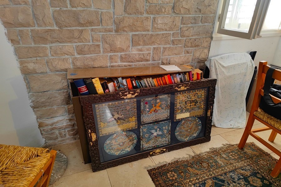 Interiér so stenou z prírodného kameňa a dekoratívnymi prvkami