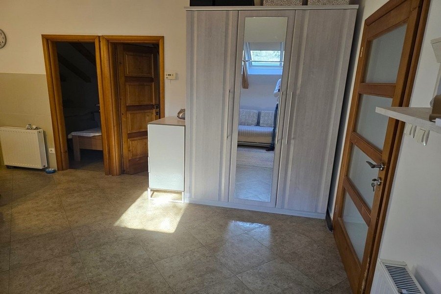 Spálňa so šikmými stropmi a vstavanou skriňou