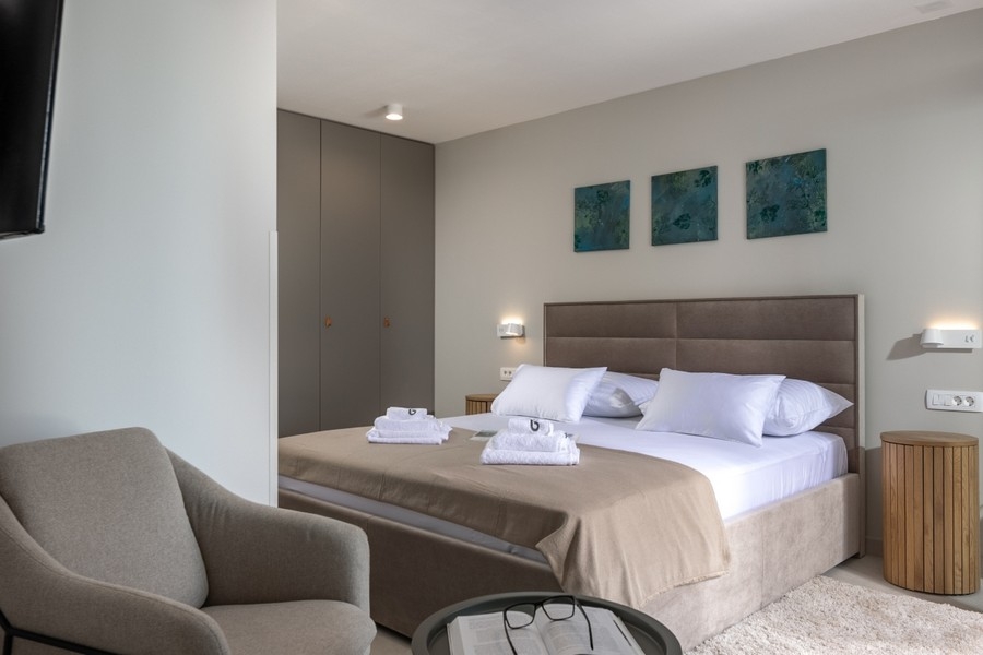 Spálňa s manželskou posteľou a vstavanou skriňou