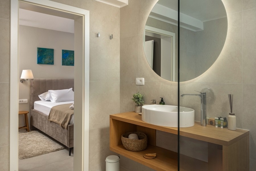 Kúpeľňa s umývadlom a okrúhlym zrkadlom