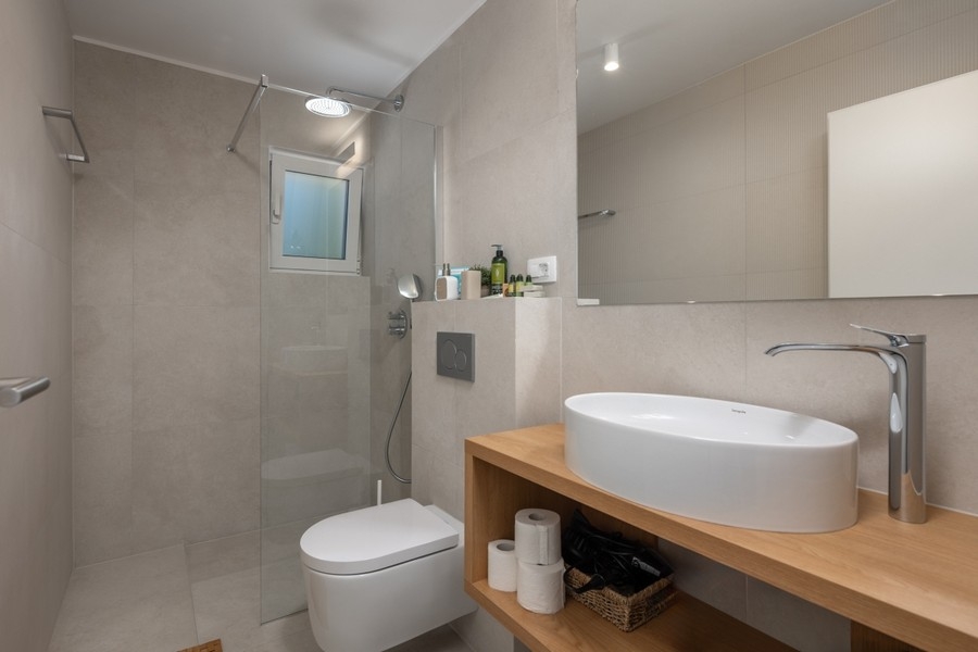 Moderná kúpeľňa so sprchovacím kútom