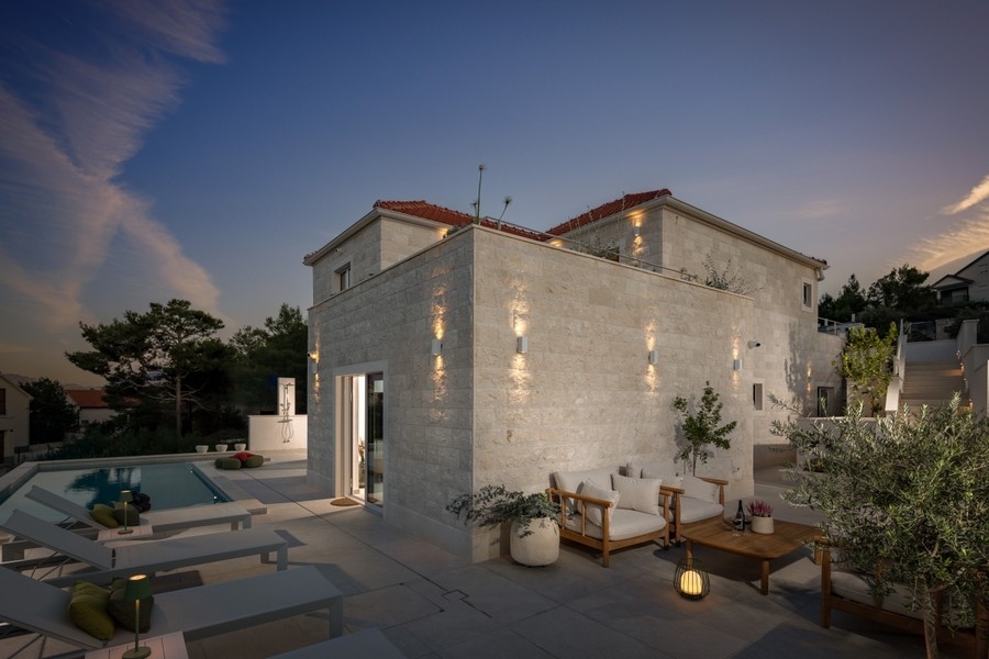 Vila v štýle prírodného kameňa na ostrove Brač v Chorvátsku.