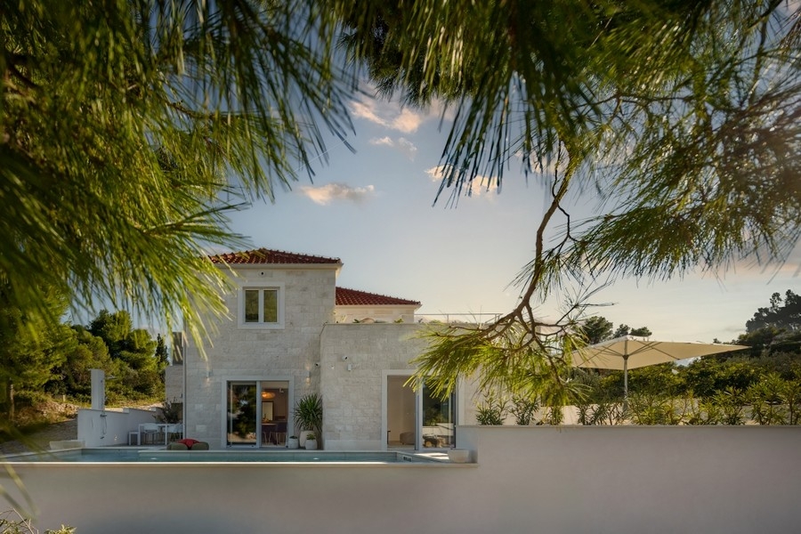 Kamenná vila s bazénom a terasou na Brači