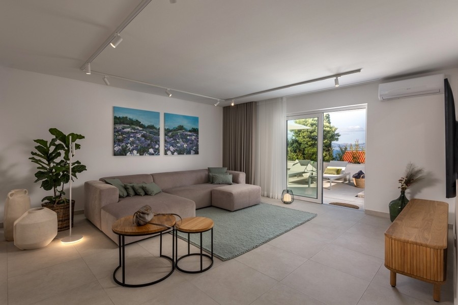 Obývacia izba s pohovkou a vstupom na terasu