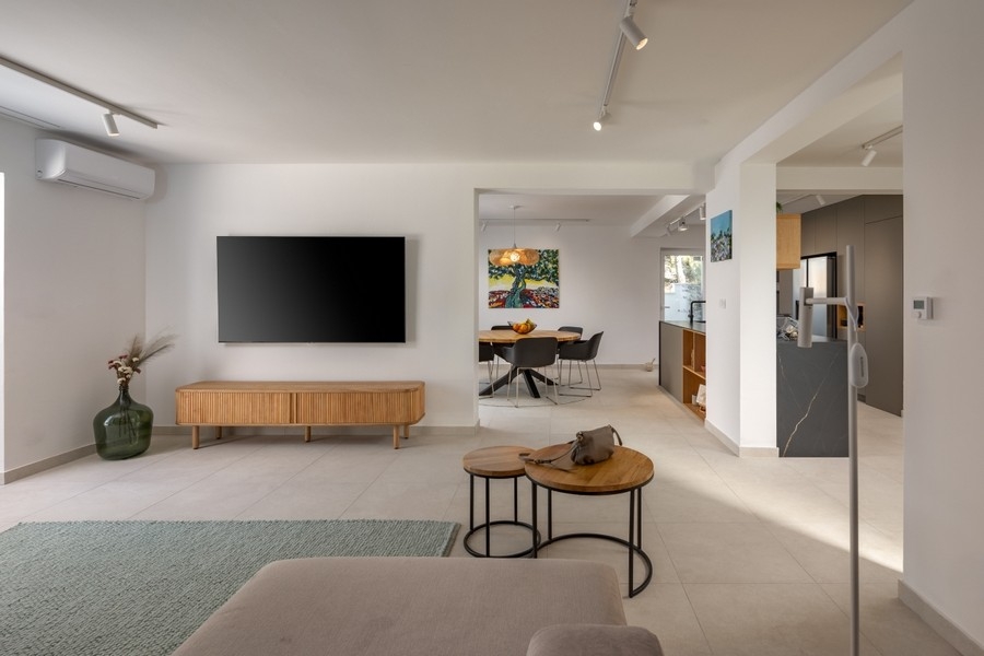 Otvorený obývací priestor s TV a prechodom do kuchyne