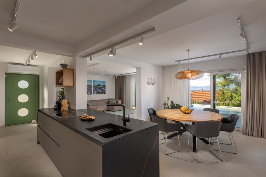 Jedáleň s výhľadom na bazén a more