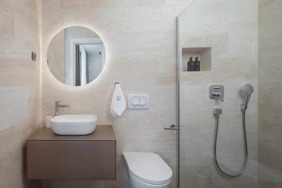 Moderná kúpeľňa so sprchovacím kútom