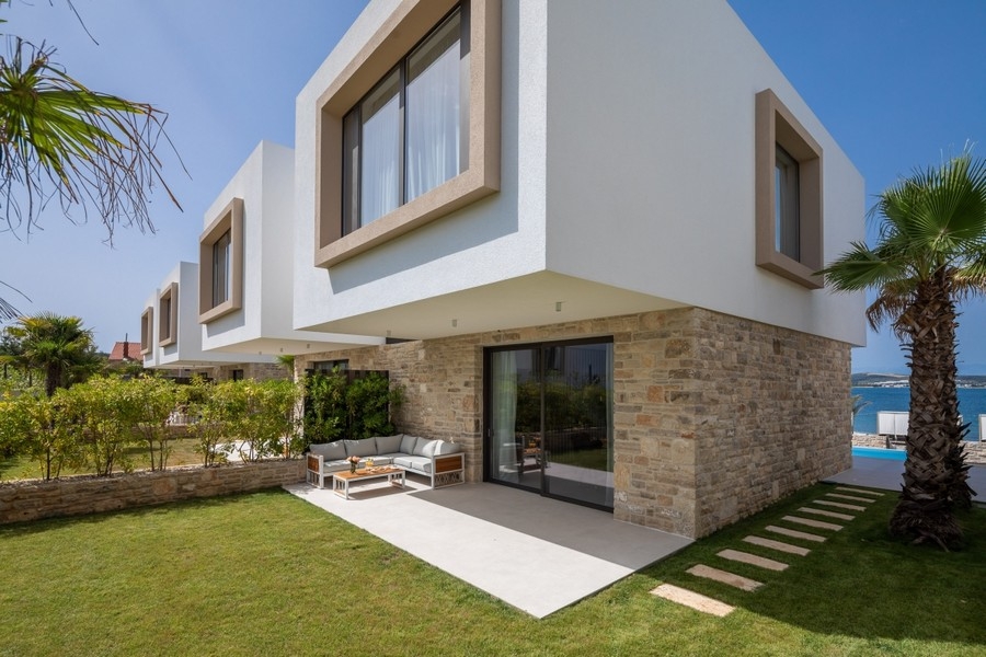 Moderná vila s výhľadom na more a záhradou