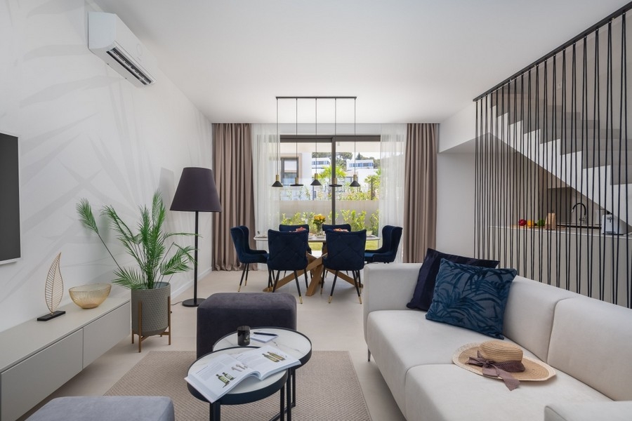 Otvorený obývací priestor a jedálenský kút s moderným zariadením